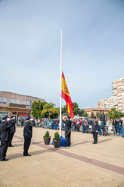 Agentes izando la Bandera de España en Motril.